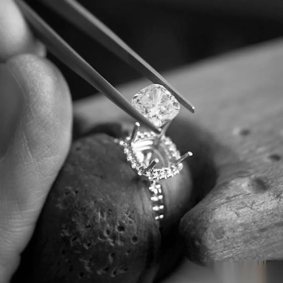 Diamante sostenido con pinzas en el taller